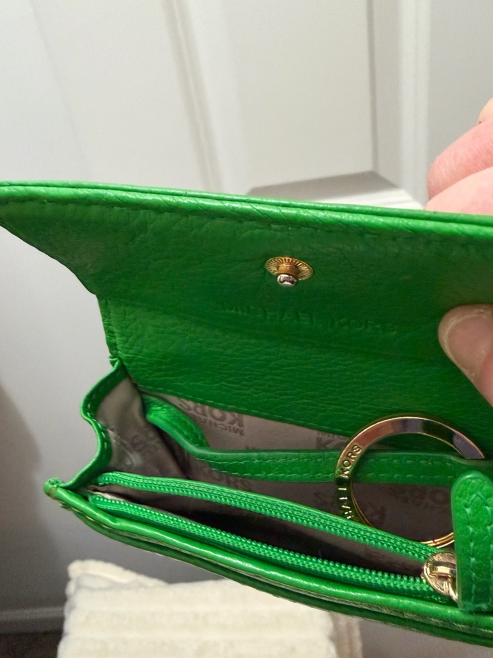 Michael Kors Emerald Green Leather Wallet with ID Card Holder and Key Ring - Picture 4 of 9